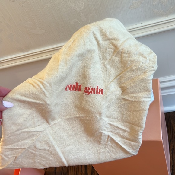 Cult Gaia
Eos Box Bag in Pearl - Picture 10 of 17